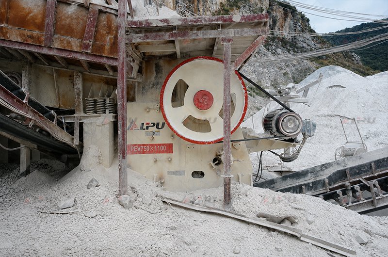 LIPU PEV750x1100 jaw crusher operating at a quarry customer site