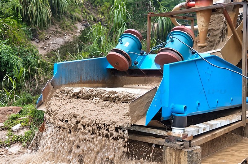 Dewatering screen dewatering wet sand on site.