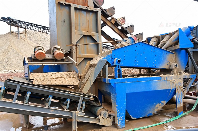 Dewatering screen used in a sand processing plant.