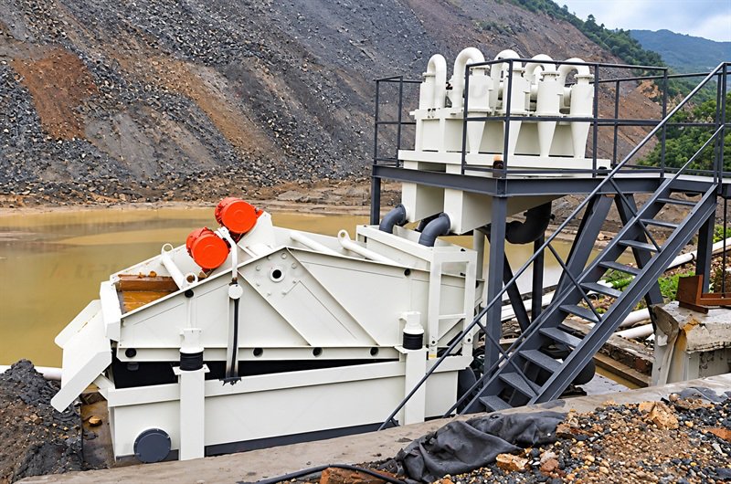 Dewatering screen system with pump and slurry pipes.