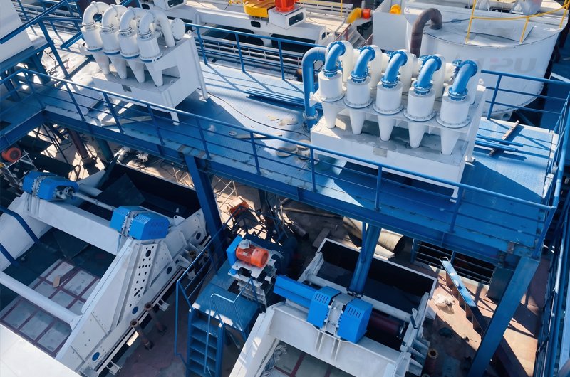Multi-cyclone dewatering cluster mounted above linear dewatering screen for fine slurry thickening and tailings separation