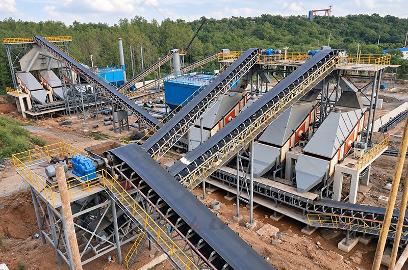 Belt conveyors in a crushing and screening plant