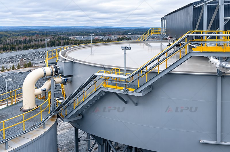 Tailings thickener used for process water recovery at a mining site