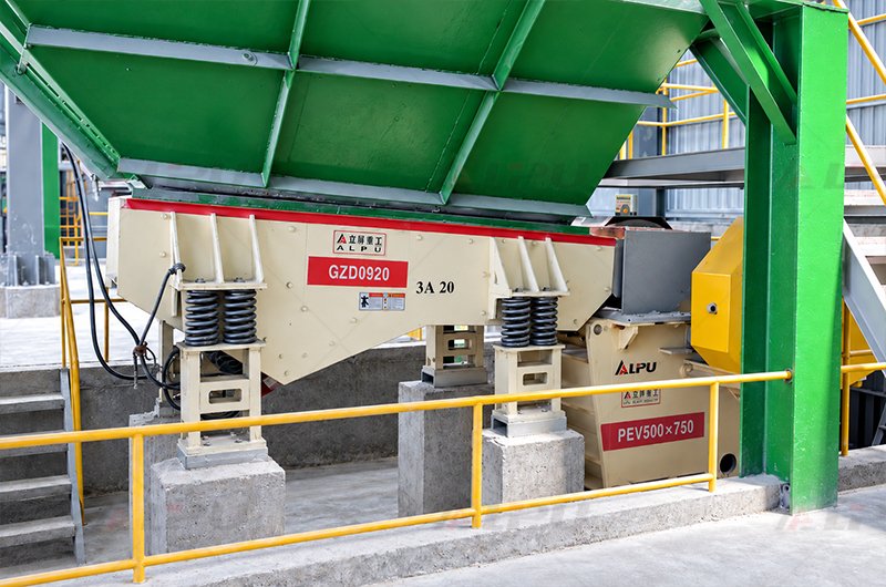 Vibrating feeder installed below a hopper before a jaw crusher