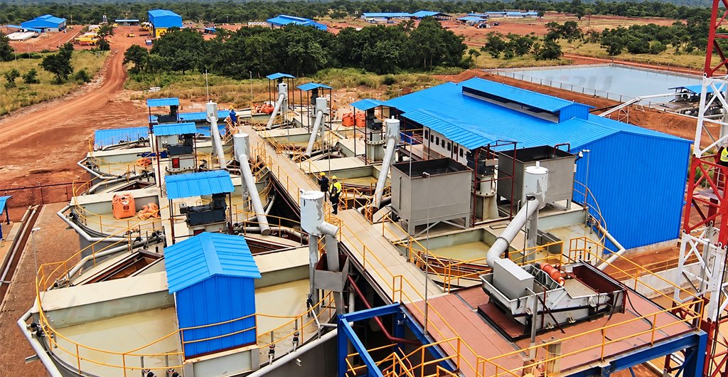 Separate leaching and activated-carbon adsorption tanks in a gold CIP processing circuit.