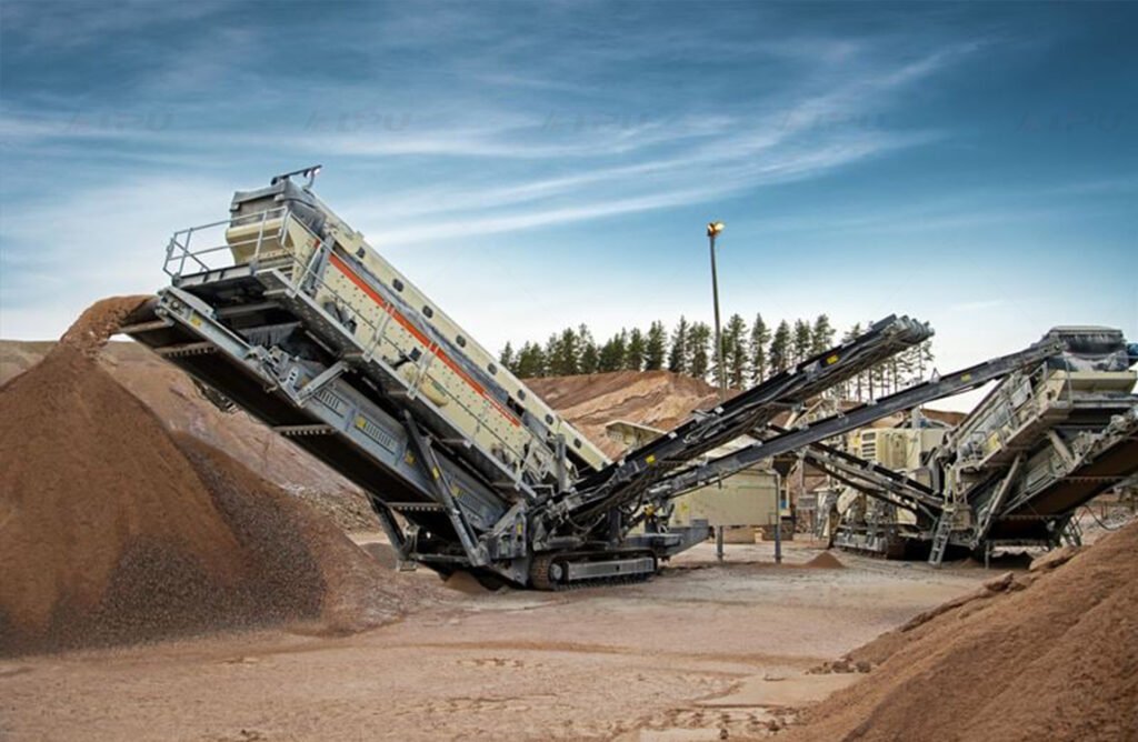 Crawler mobile crushing and screening plant processing aggregate materials at a quarry site