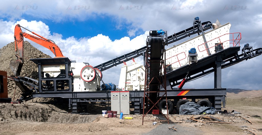 Four-in-one mobile crushing and screening plant for on-site aggregate processing