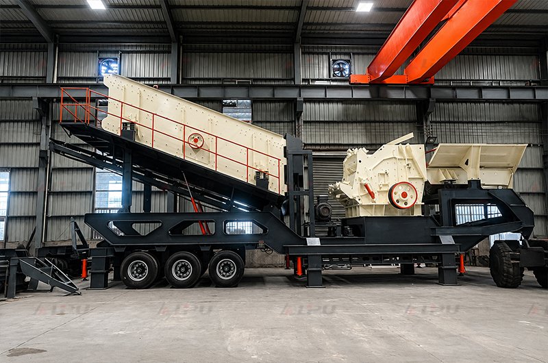 Tire-mounted mobile impact crusher