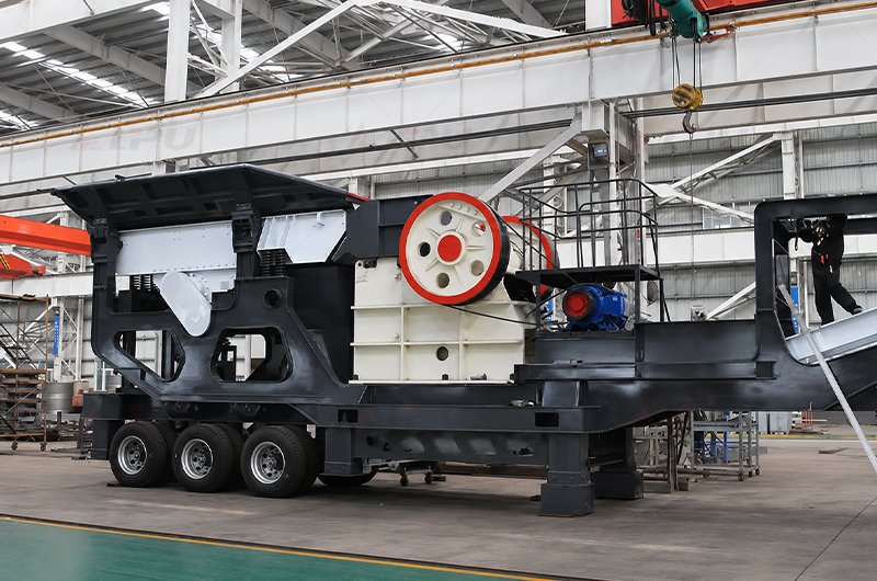 Tire-mounted mobile jaw crusher