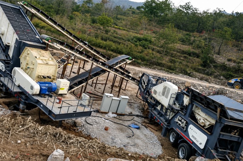 Wheel-mounted mobile crushing and screening plant operating at a customer quarry site