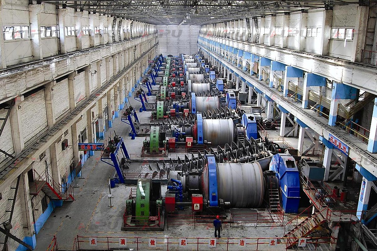 Large-scale grinding circuit with multiple ball mills in a mineral processing plant